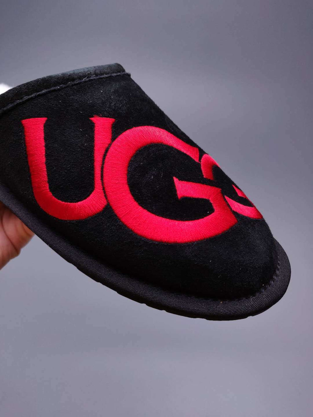 2593 Large G Indoor Slippers – Black