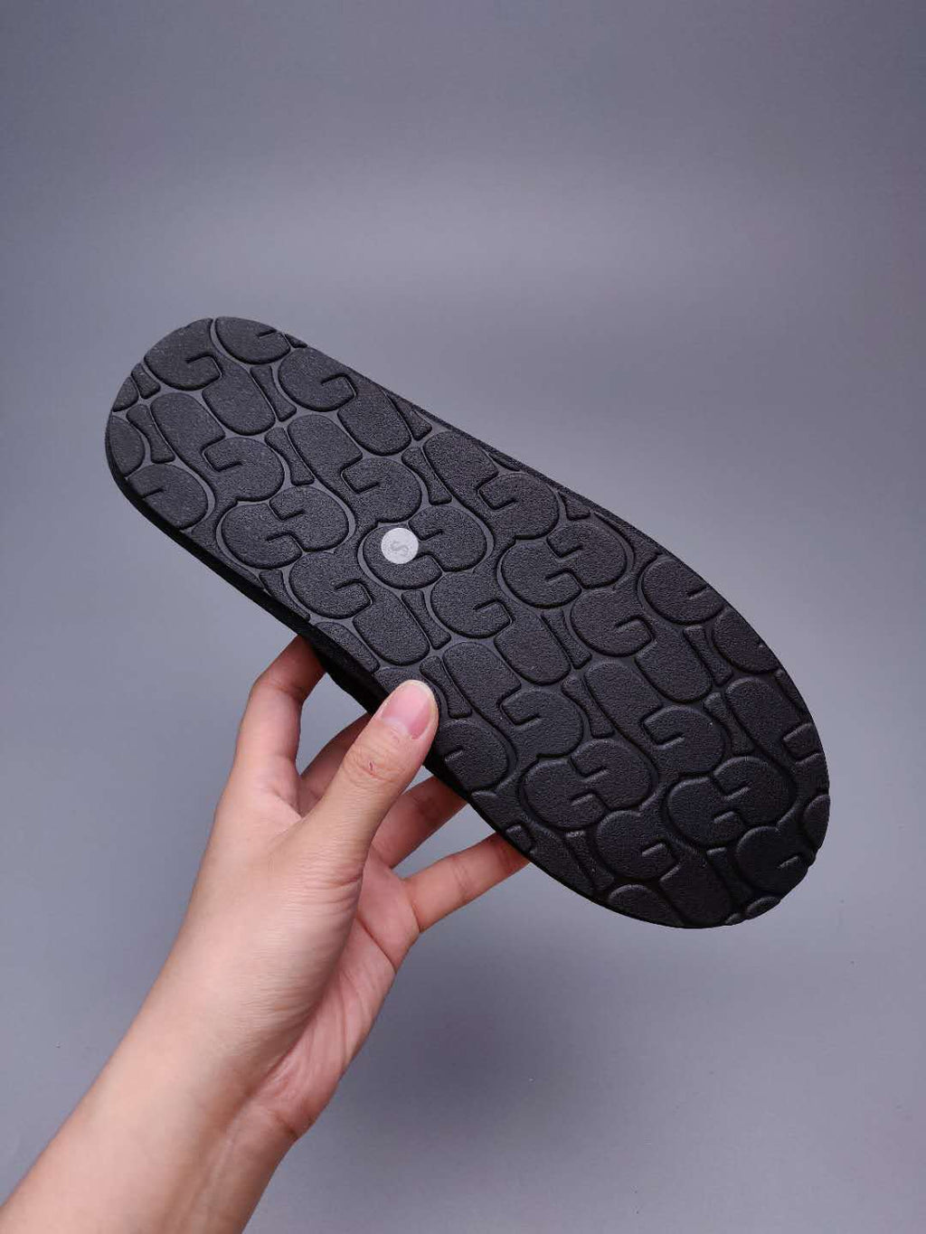 2593 Large G Indoor Slippers – Black