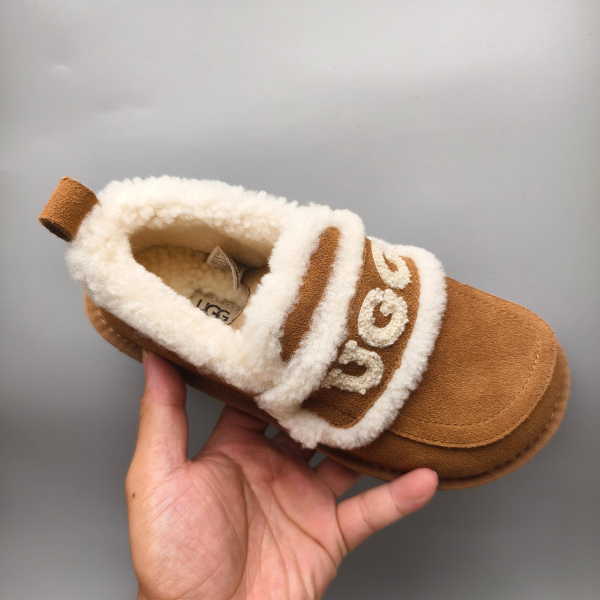 2939 Large-Logo Closed-Back Casual Shoes – Chestnut