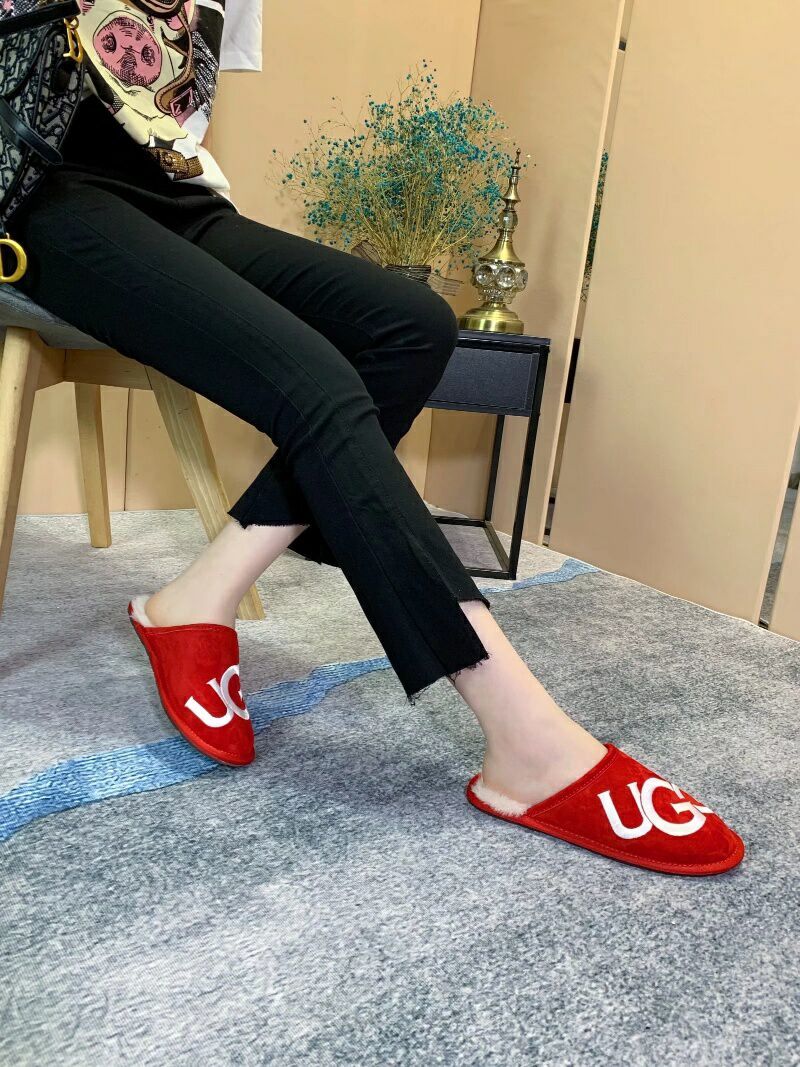 2593 Large G Indoor Slippers – Bright Red