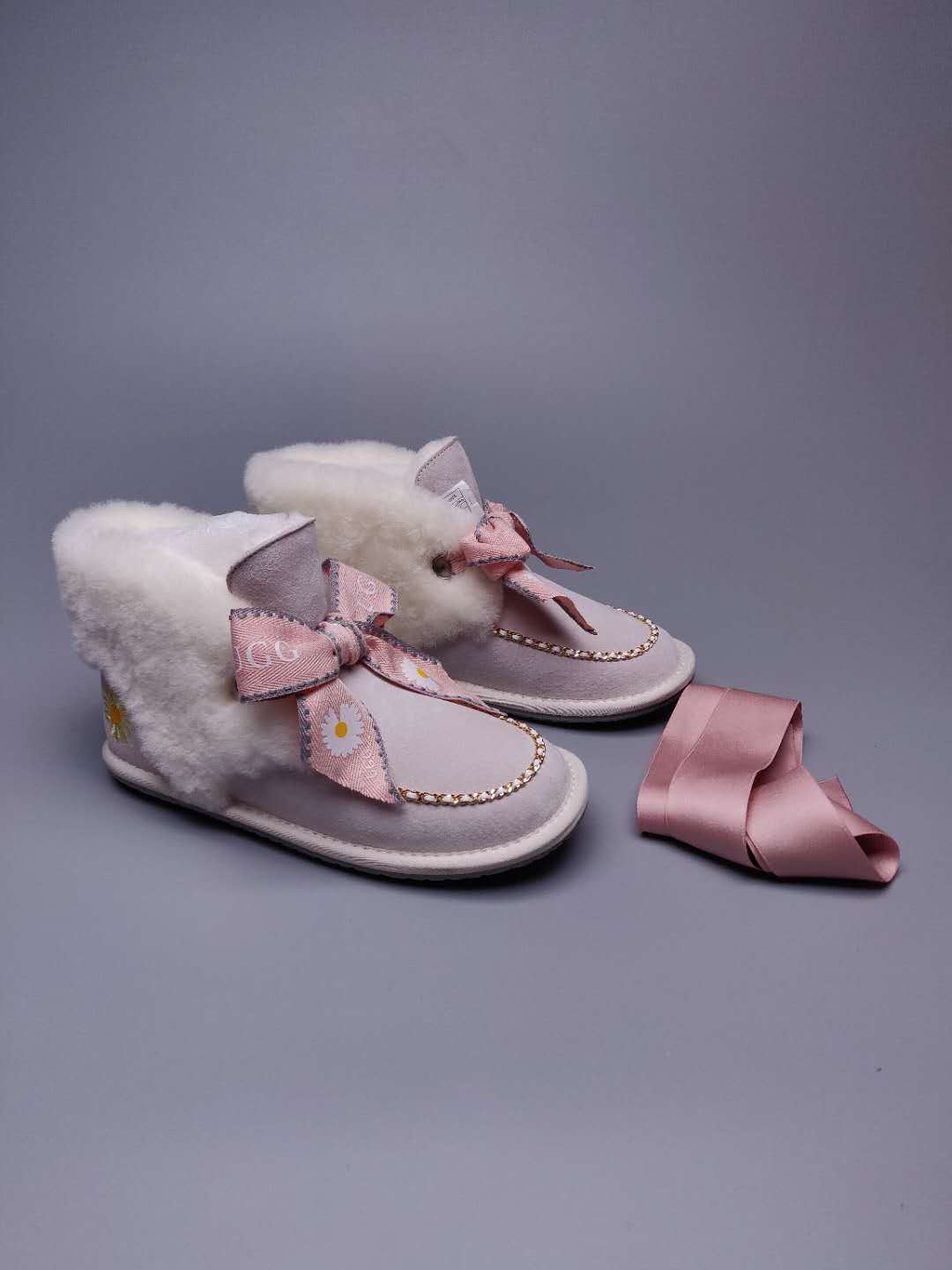 7888 Daisy Chain-and-Ribbon Detail Shoes – Milkshake White