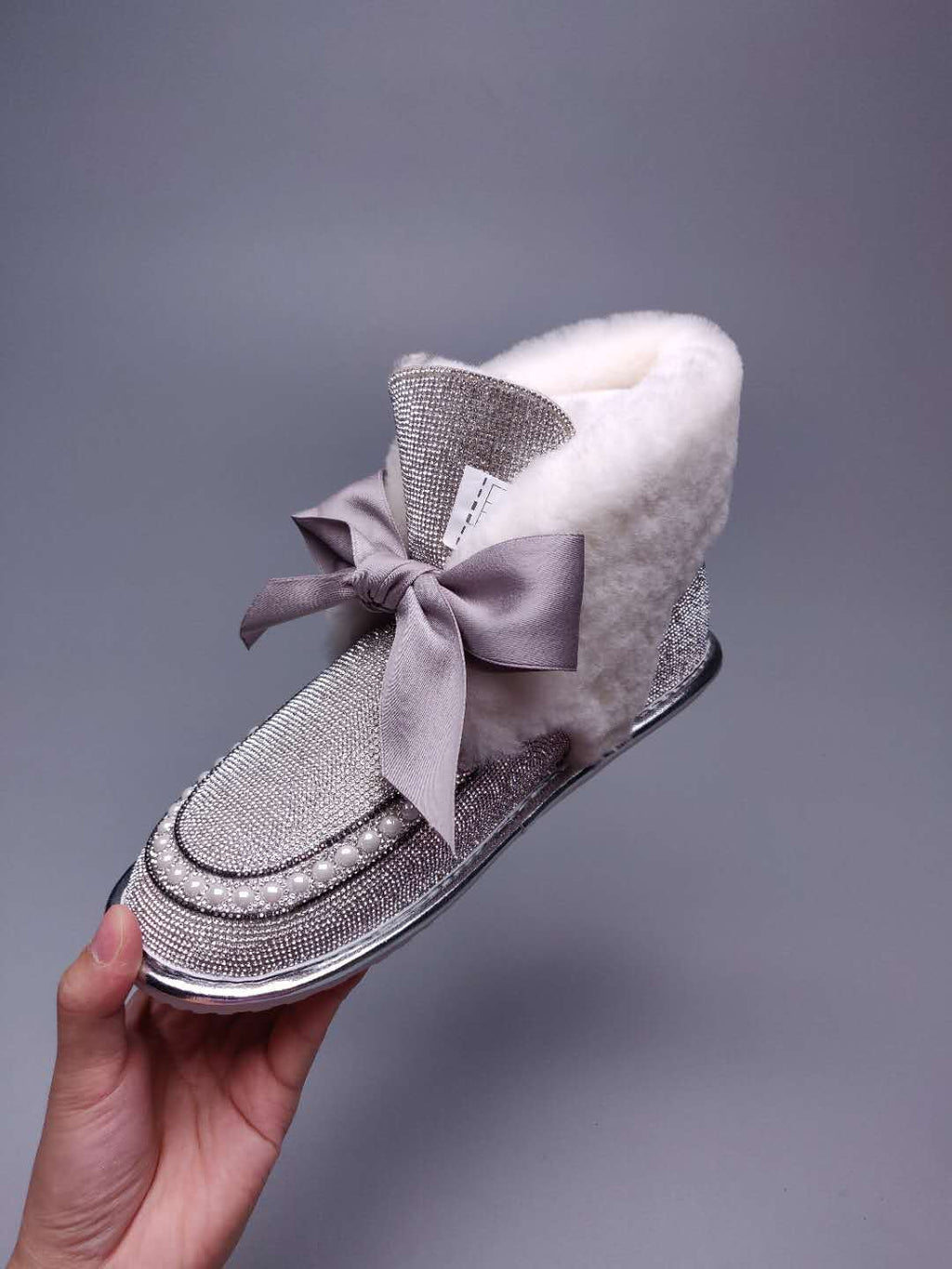7888 Daisy Rhinestone-and-Ribbon Detail Shoes – White/Silver