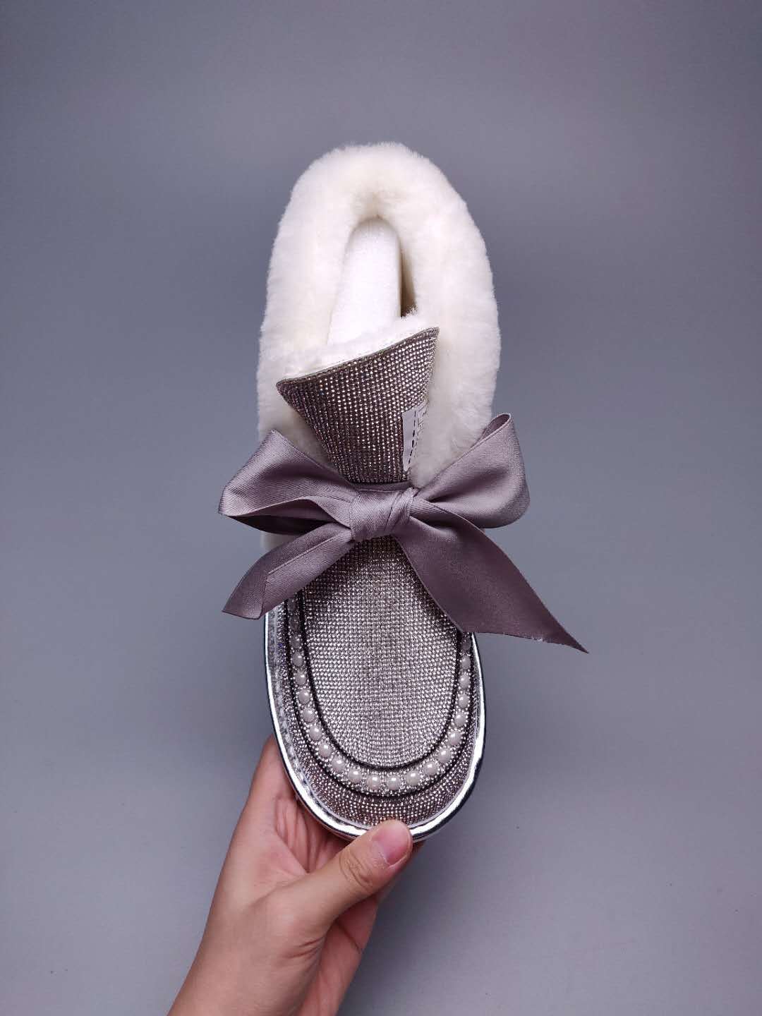 7888 Daisy Rhinestone-and-Ribbon Detail Shoes – White/Silver