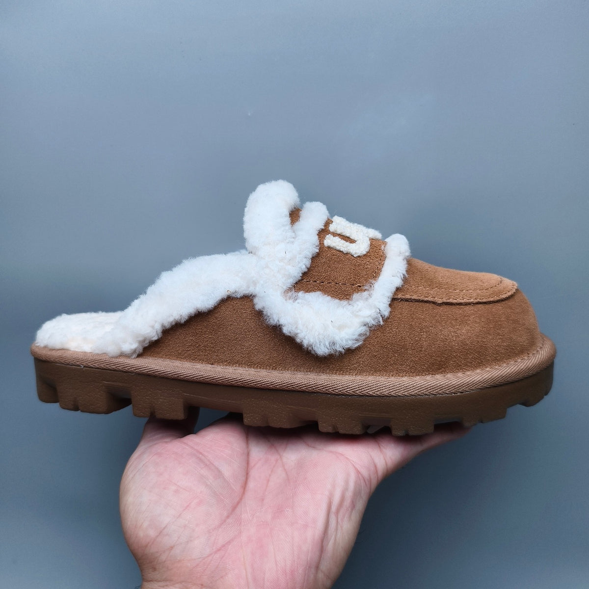 1206 Curly-Texture Logo Slippers – Chestnut