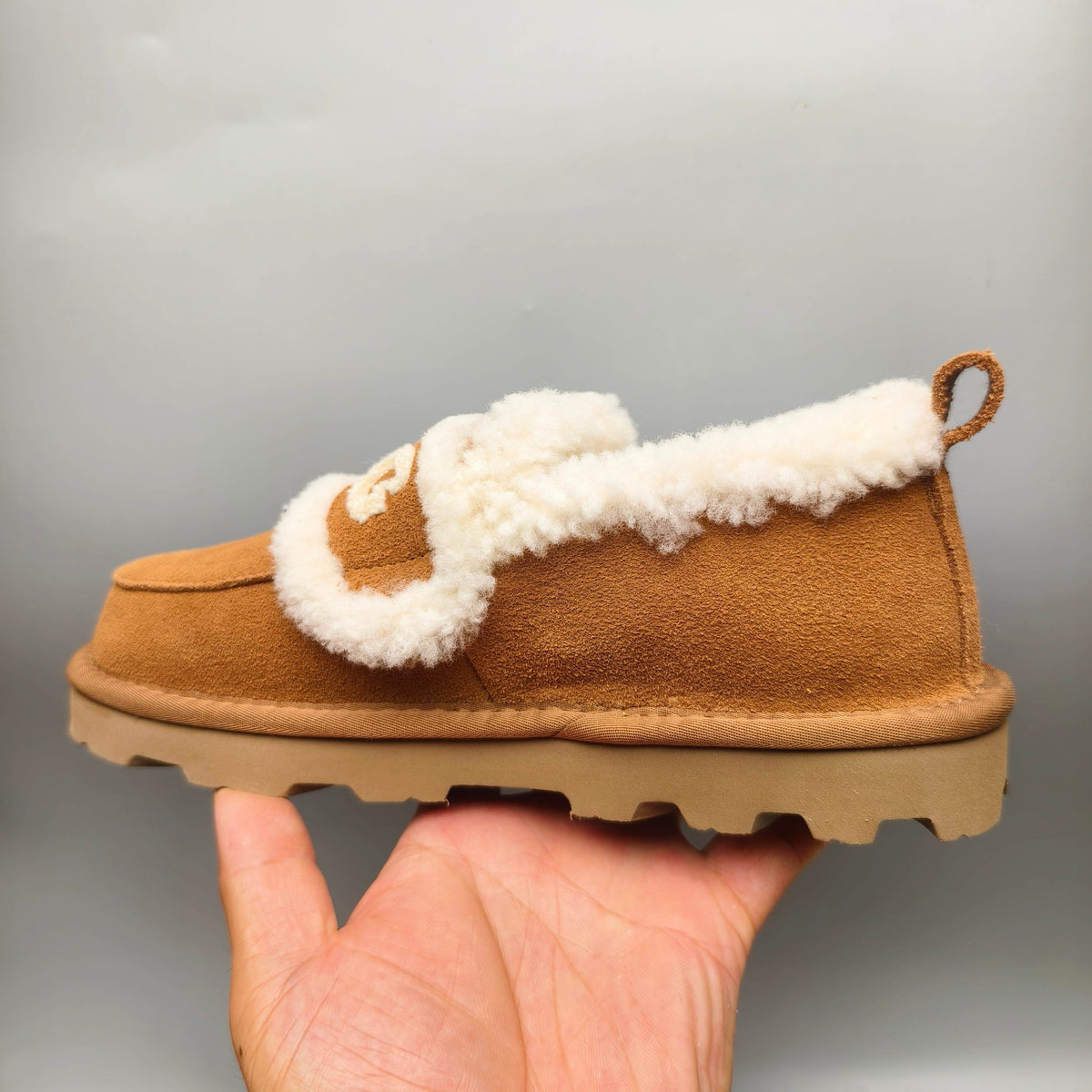 2939 Large-Logo Closed-Back Casual Shoes – Chestnut