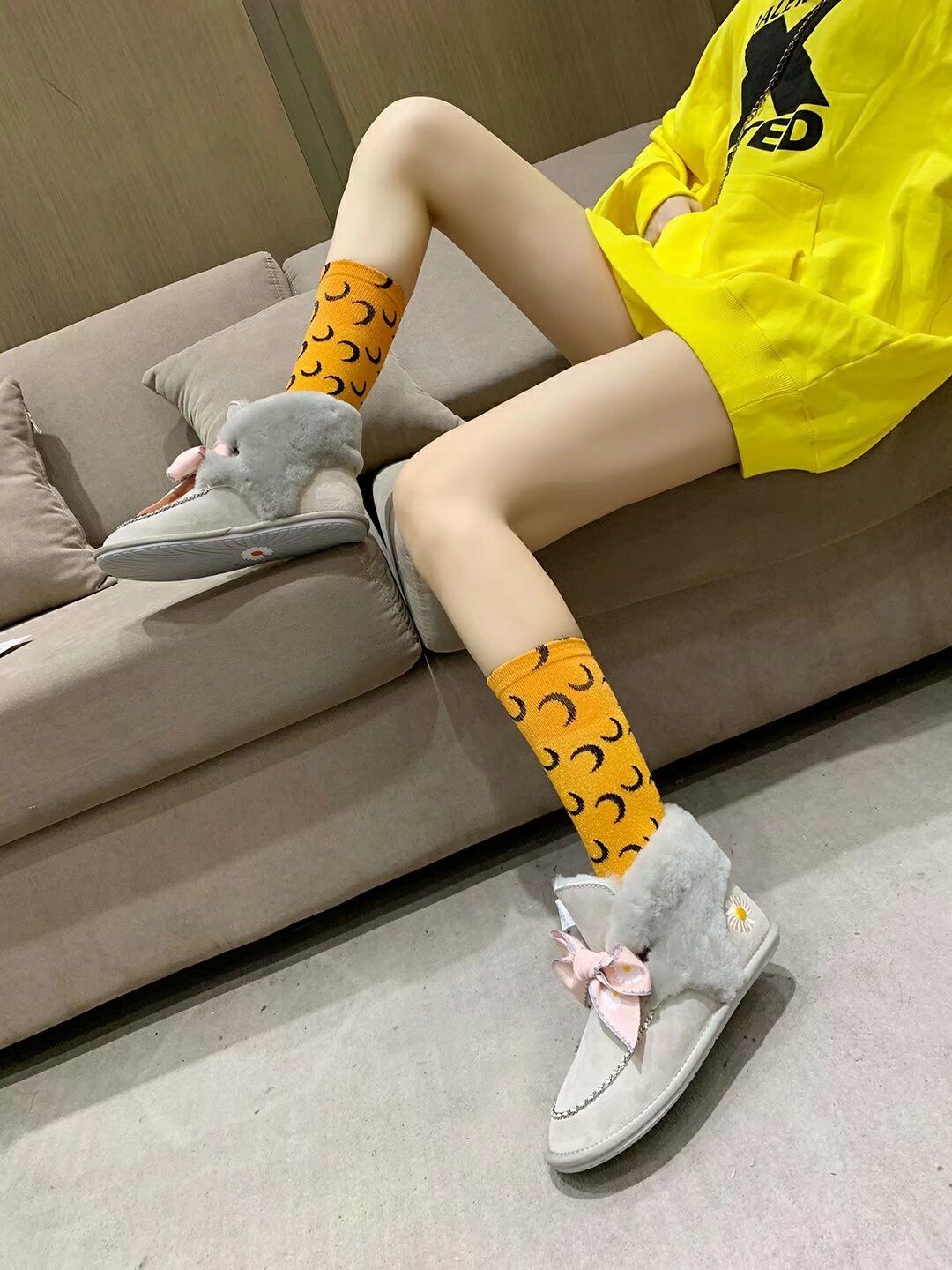 7888 Daisy Chain-and-Ribbon Detail Shoes – Gray