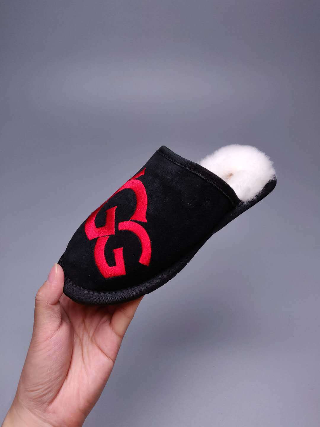 2593 Large G Indoor Slippers – Black