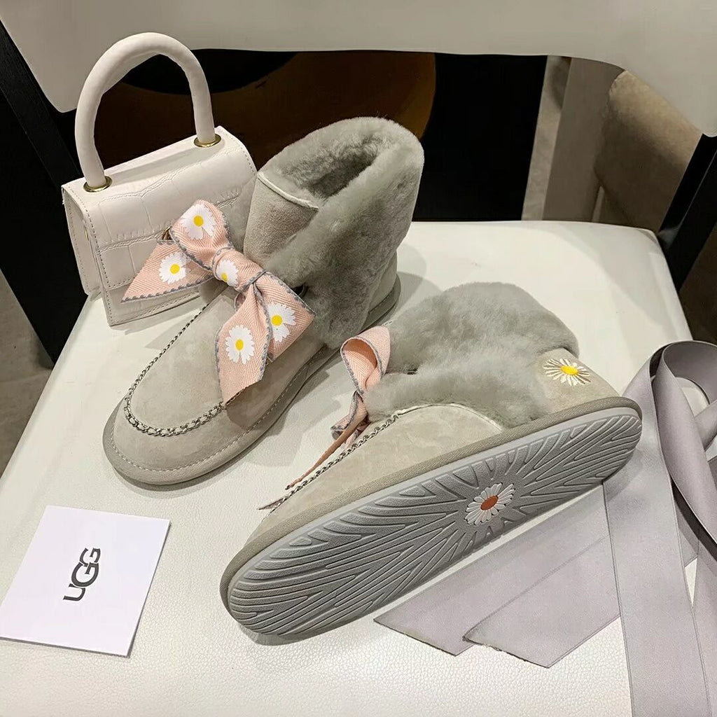 7888 Daisy Chain-and-Ribbon Detail Shoes – Gray