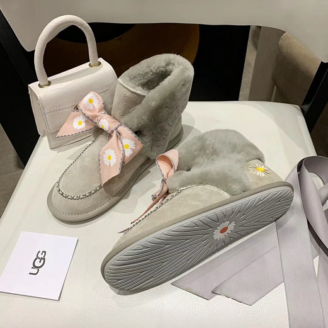 7888 Daisy Chain-and-Ribbon Detail Shoes – Gray