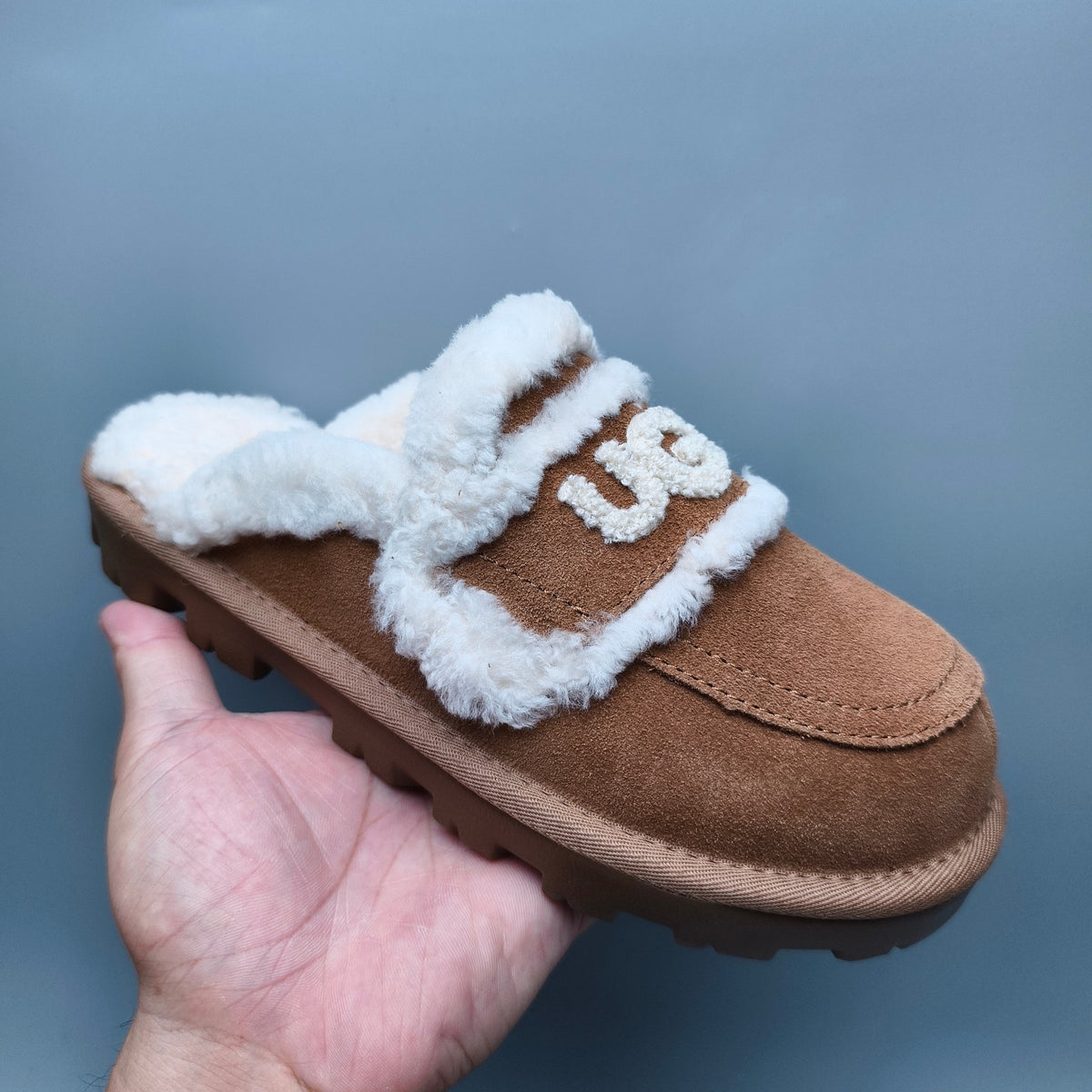 1206 Curly-Texture Logo Slippers – Chestnut