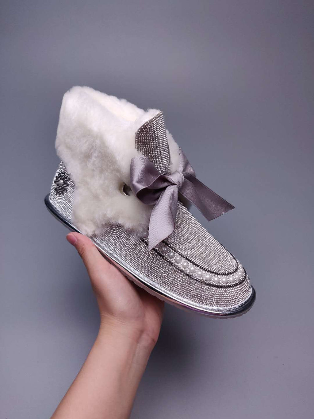 7888 Daisy Rhinestone-and-Ribbon Detail Shoes – White/Silver