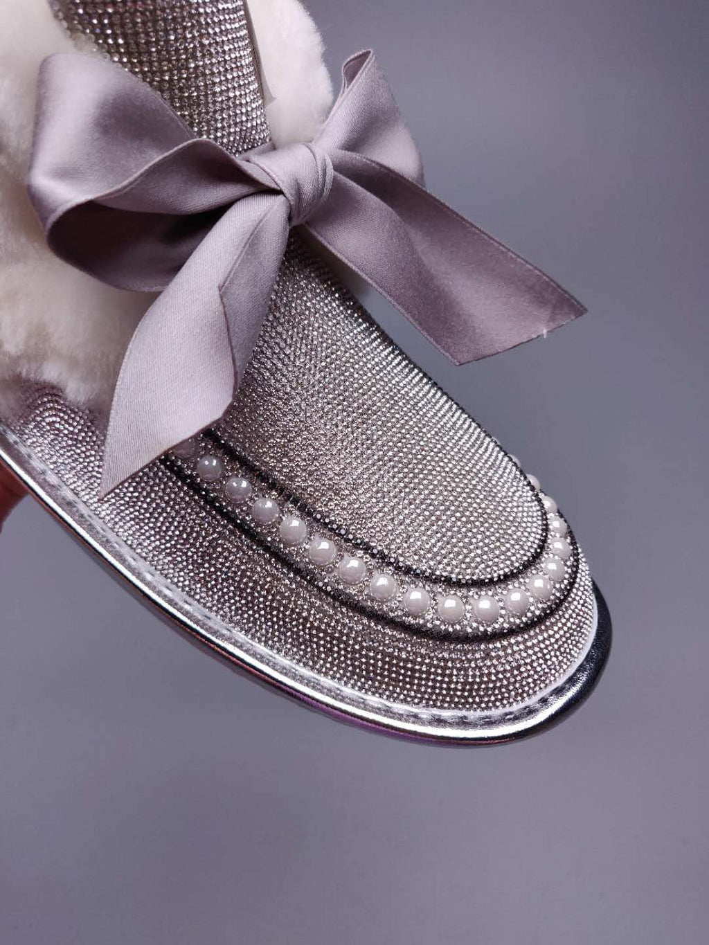 7888 Daisy Rhinestone-and-Ribbon Detail Shoes – White/Silver