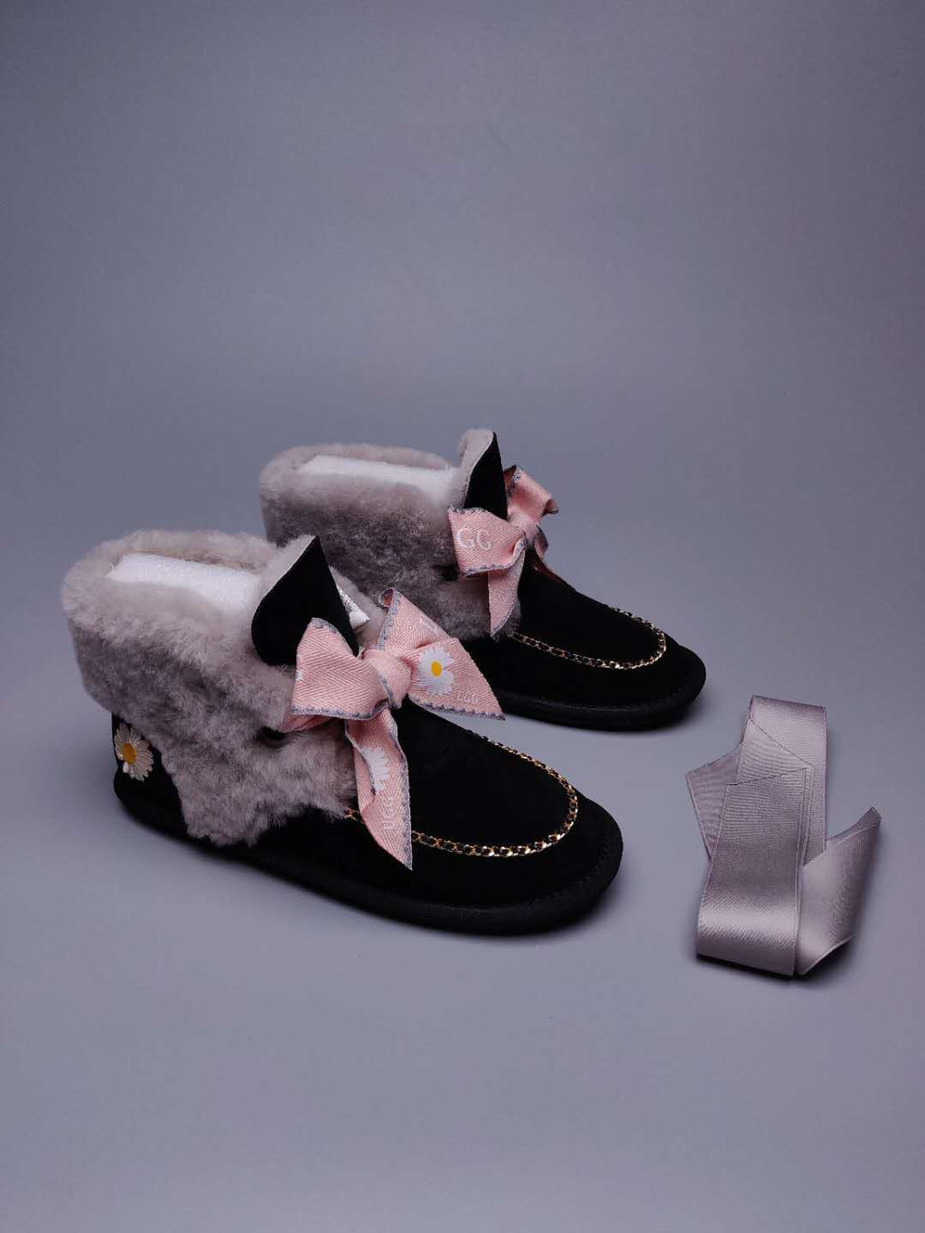 7888 Daisy Chain-and-Ribbon Detail Shoes – Black