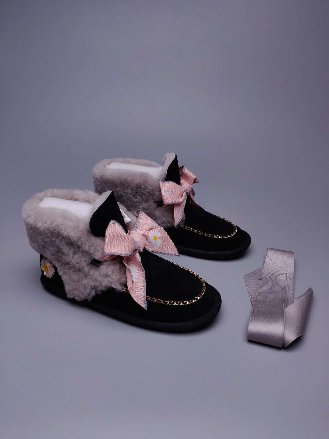 7888 Daisy Chain-and-Ribbon Detail Shoes – Black