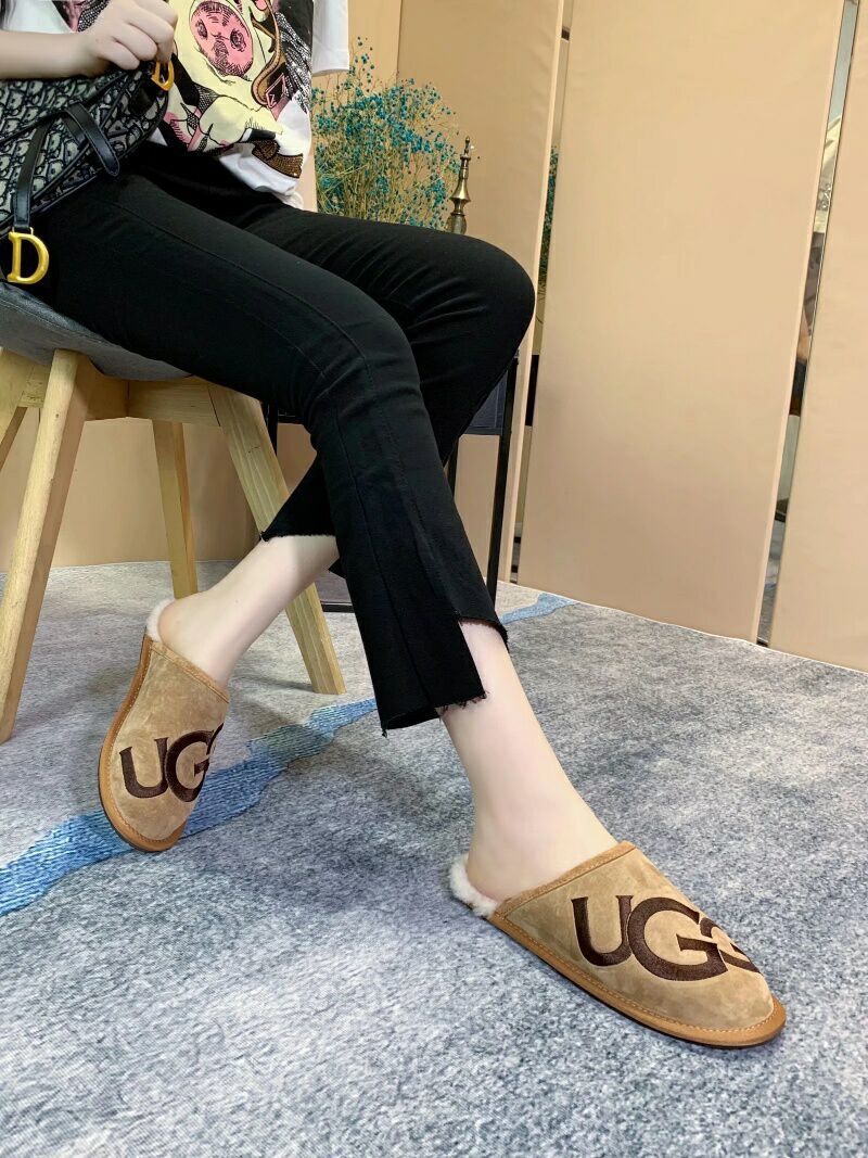 2593 Large G Indoor Slippers – Chestnut