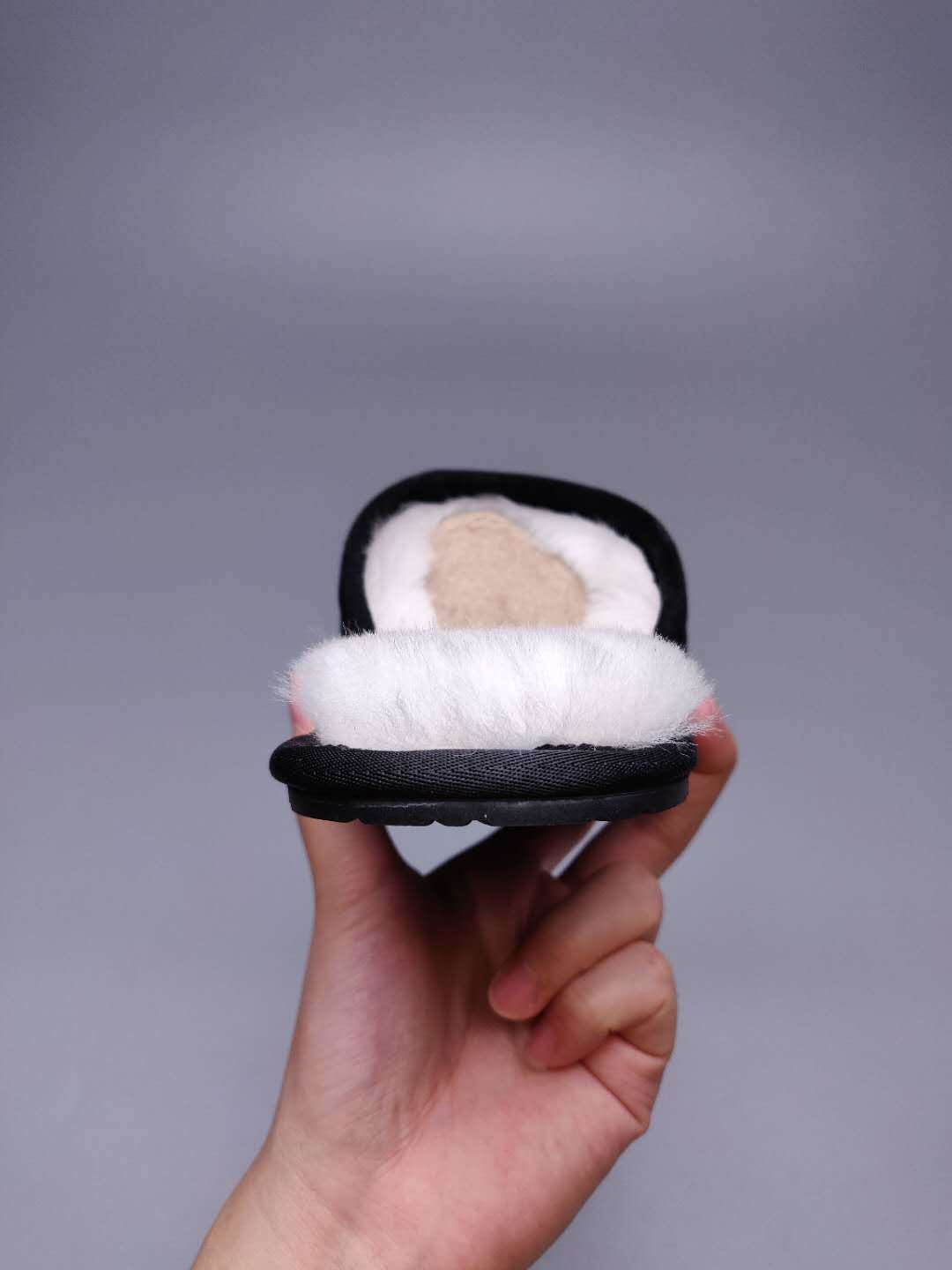 2593 Large G Indoor Slippers – Black