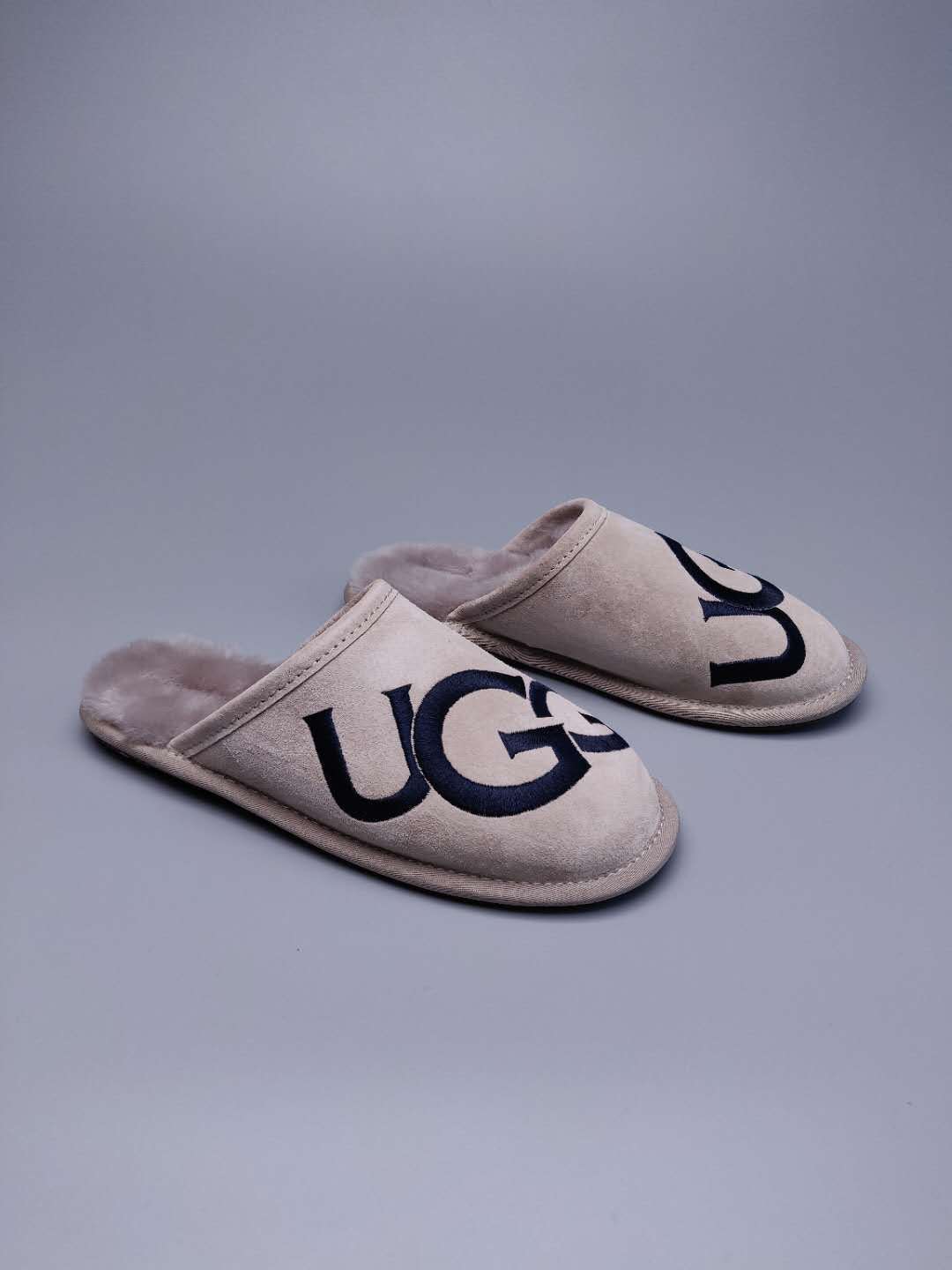 2593 Large G Indoor Slippers – Gray