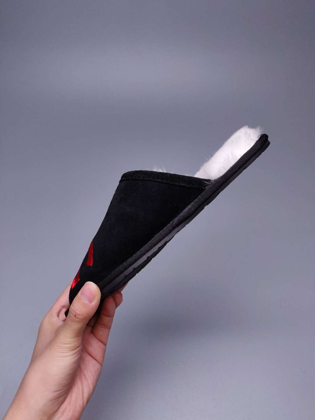 2593 Large G Indoor Slippers – Black