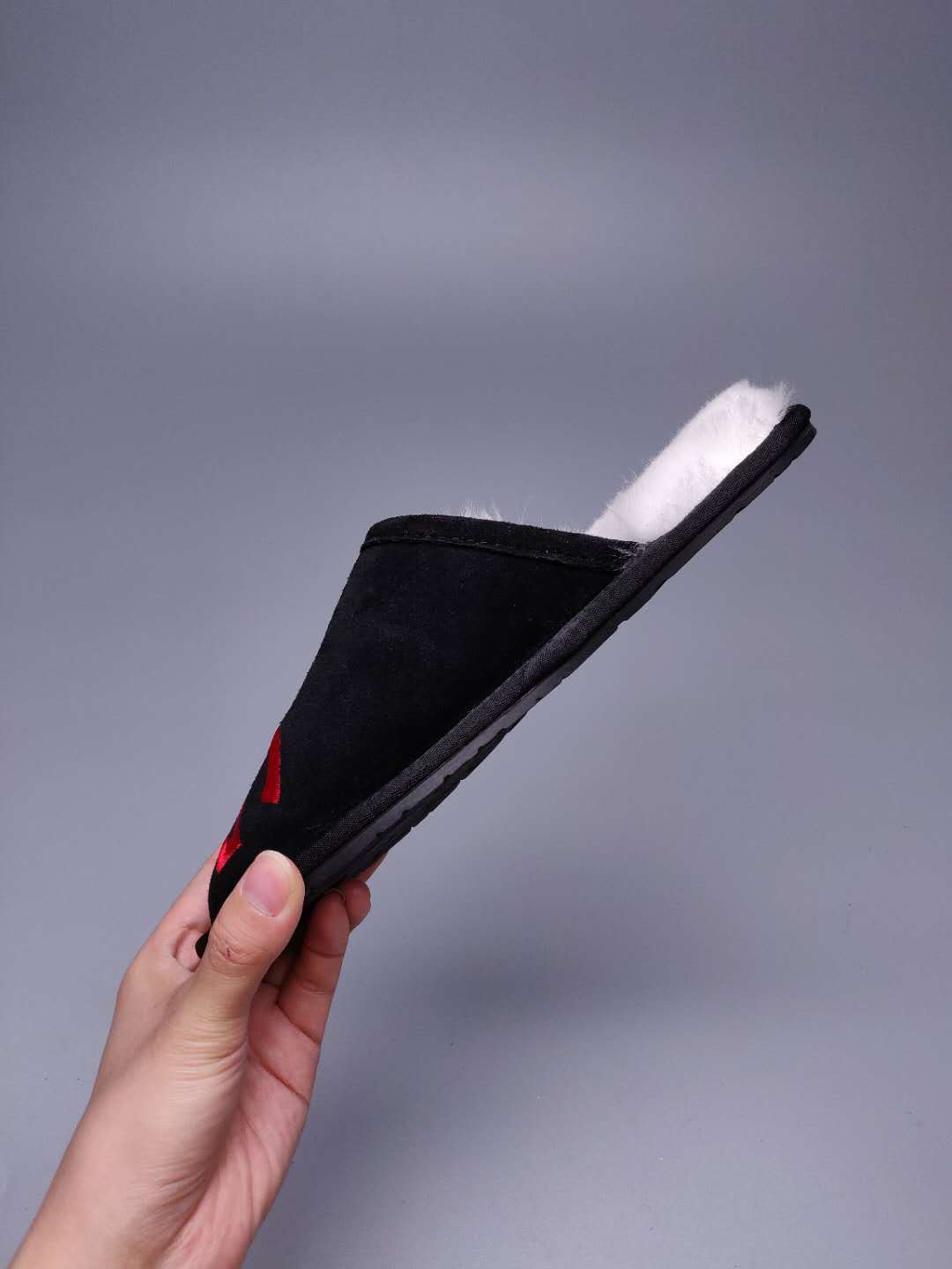 2593 Large G Indoor Slippers – Black