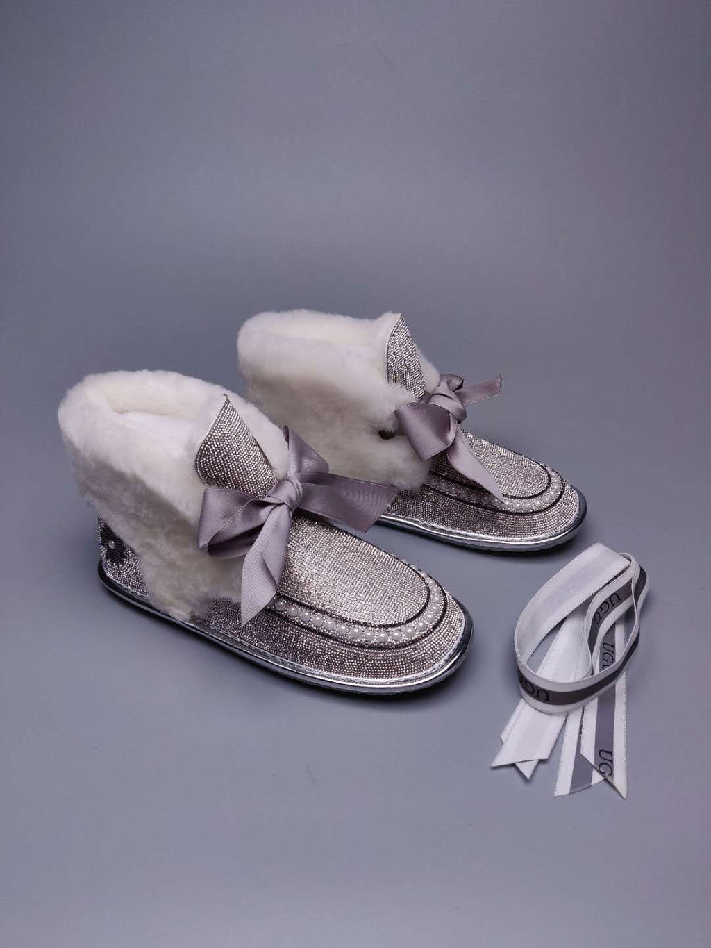 7888 Daisy Rhinestone-and-Ribbon Detail Shoes – White/Silver