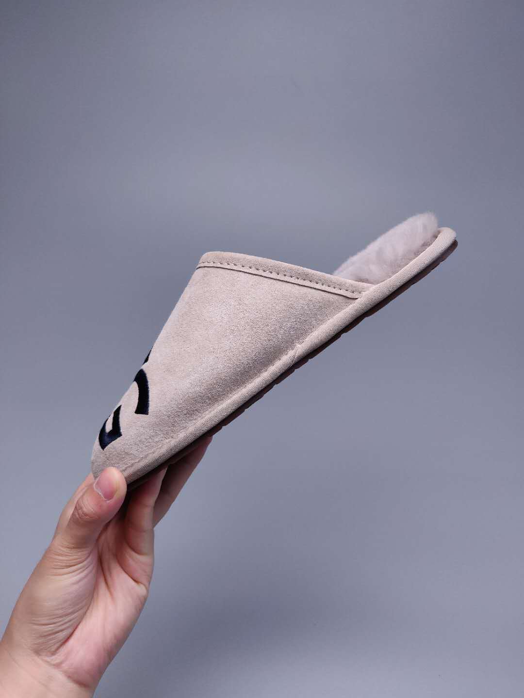 2593 Large G Indoor Slippers – Gray